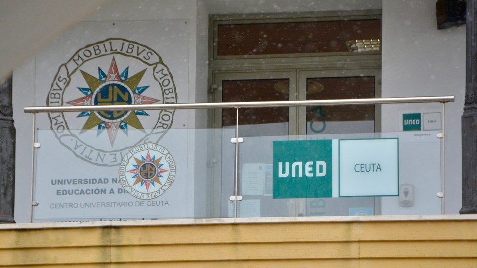 Logo de la UNED en el Campus Universitario.